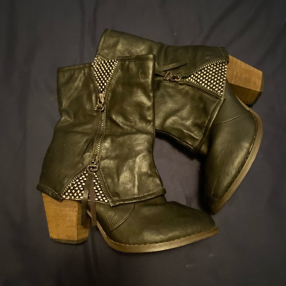 Stylish pleather Vanity booties size 6.5!